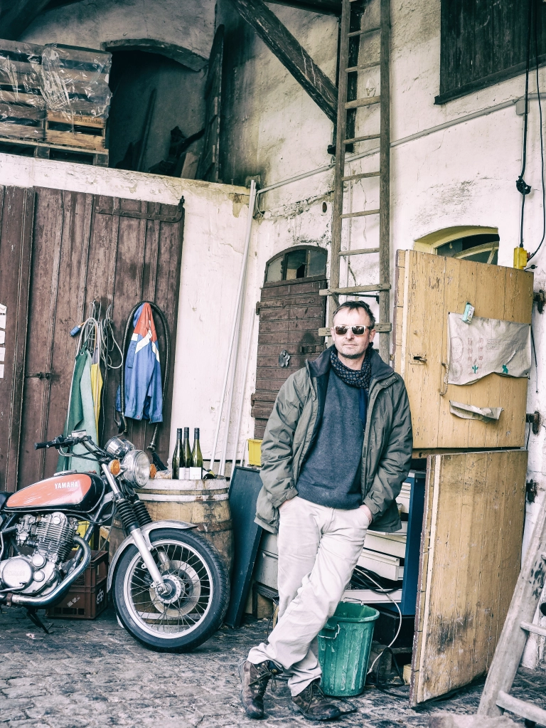 Andreas Durst - Winzer und Fotograf. Vor seiner Garage. Foto: copyright Ute Mangold / wiesengenuss